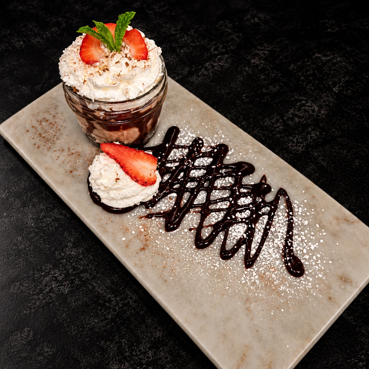 Copa de chocolate con crema batida y fresas